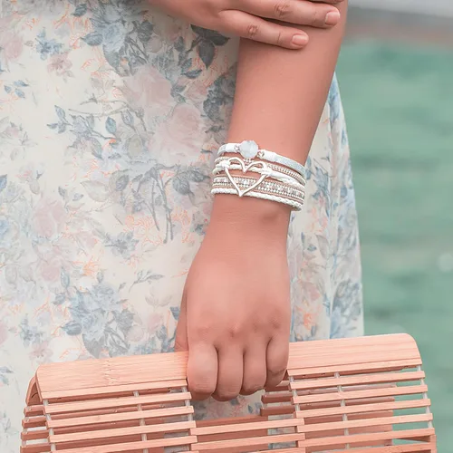 Vista 2 de FANCY SHINY Pulseras de cuero con forma de corazón, apilables, bohemias, pulseras de diamantes de imitación de resina de moda con cierre magnético