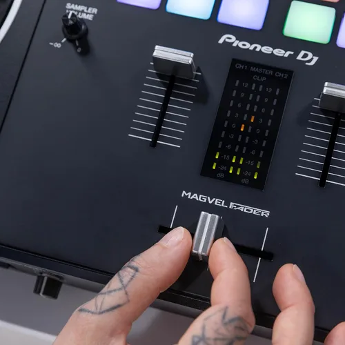 Vista 9 de Pioneer DJ DDJ-REV5 Controlador de DJ de rendimiento de 2 canales estilo Scratch (Negro)