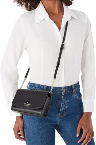 Vista 2 de Staci - Bolso cruzado pequeño con solapa, Negro