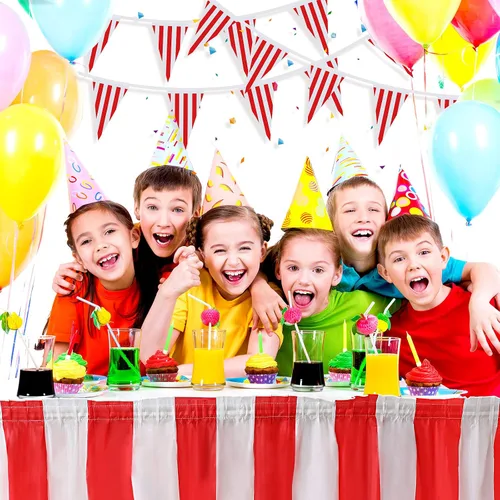 Vista 6 de Tegeme Paquete de 15 faldas de mesa de carnaval a rayas rojas y blancas, 165 x 30 pulgadas, manteles desechables de carnaval con banderines a rayas