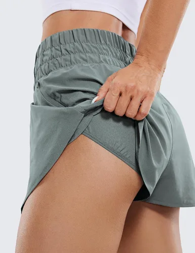 Vista 3 de CRZ YOGA Pantalones cortos atléticos de cintura alta para mujer, falda con volantes, forro frontal, pantalones cortos de entrenamiento para correr
