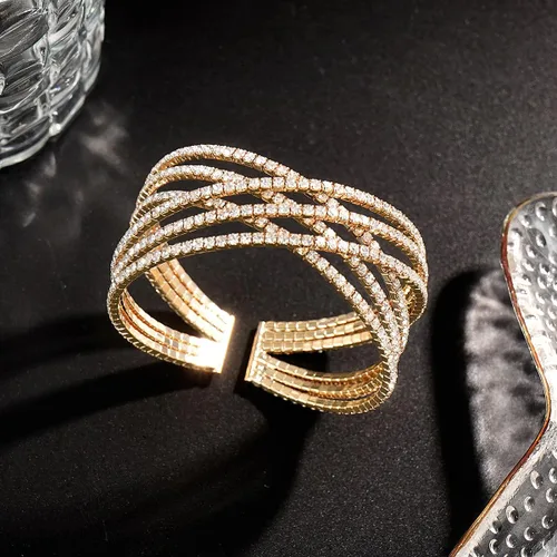 Vista 4 de Suyi Pulsera de Diamantes de Imitación Brazalete Dorado Multicapa para Mujer Pulseras de Cristal Nupciales