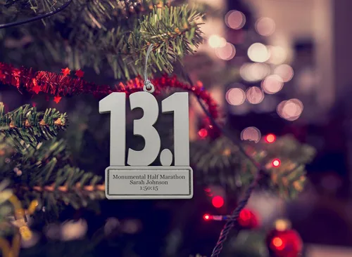 Vista 3 de Indiana Metal Craft Half Marathon 13.1 Adorno de Navidad personalizado con grabado personalizado, adorno de peltre de 2 pulgadas para acabadores