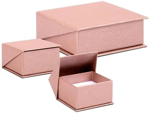 Vista 3 de ALLUREPACK Caja de anillo de color rosa Caja de regalo de papel de cartón cepillado de seda con cierre en ángulo moderno Elite, interior de espuma