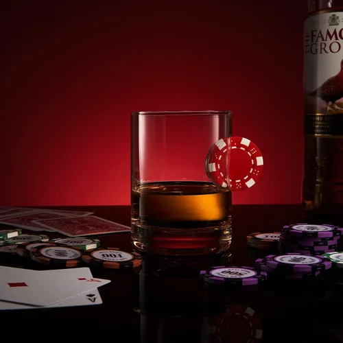 Vista 3 de Poker Chip - Vasos de whisky y vino Juego de 2 Up The Ante Stuck In The Glass Poker Chip - Cristalería de cóctel, regalo para jugador