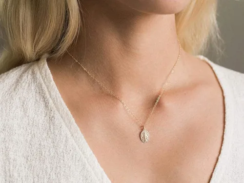 Vista 6 de AllenCOCO Collar de oro para mujer y niña plisado delicado y simple collar de gargantilla con dije de círculo entrelazado cruz de Virgen María No es