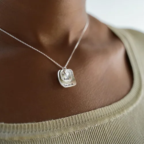 Vista 3 de El collar cuadrado de plata de ley Lucky Two viene con 2 dijes personalizables y un dije de corazón de plata de ley. Tu elección de cadena 925.