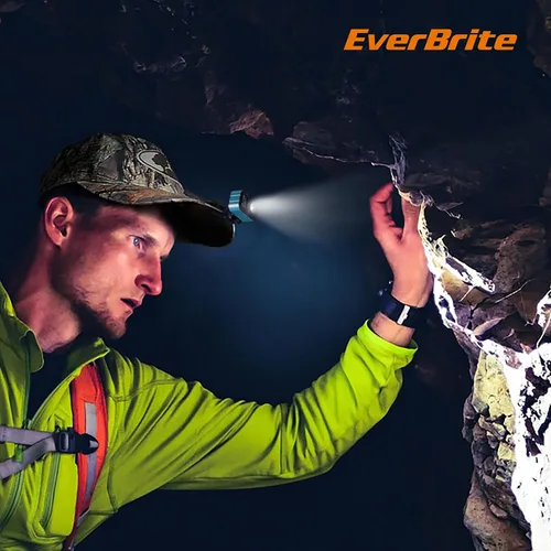 Vista 4 de EverBrite Linterna frontal recargable de 400 lúmenes, lámpara de cabeza ligera y cómoda de 1.59 onzas con clip para sombrero, IP67 impermeable, luz