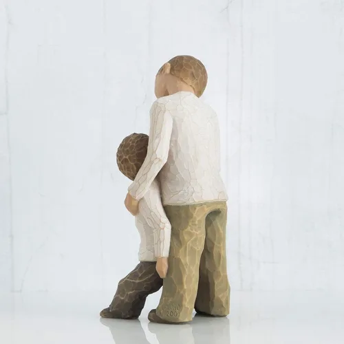 Vista 3 de Willow Tree Hermanos, forjando un vínculo que dura toda la vida, dos niños apoyados uno contra el otro, la figura refleja las relaciones familiares