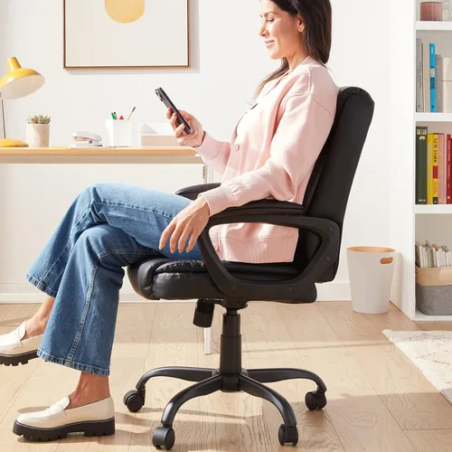Vista 2 de Amazon Basics Classic Puresoft - Silla de escritorio de oficina acolchada de poliuretano con apoyabrazos, fácil montaje, base de metal resistente