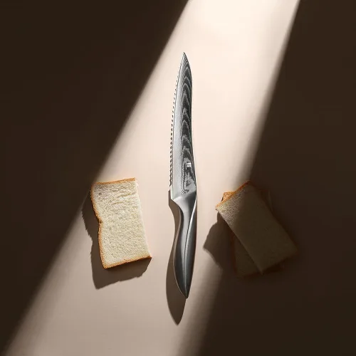 Vista 6 de Cuchillo de Pan de Acero Damasco 9C: Un Cuchillo Dentado de Borde Ondulado Ancho con una Hoja de Acero Inoxidable Mejorada Súper Afilada de 8