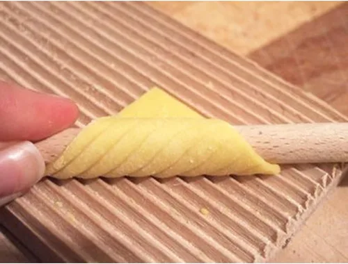 Vista 4 de Eppicotispai Garganelli y ñoquis Stripper con pala, madera de haya natural, marrón