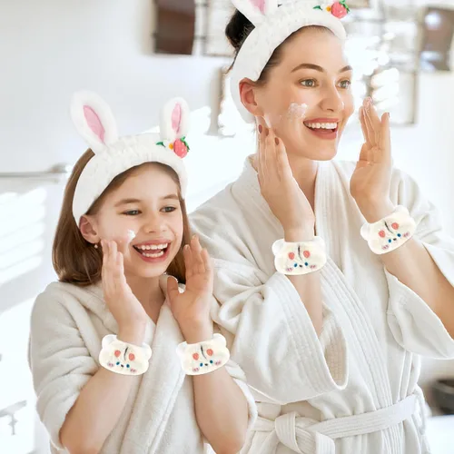 Vista 2 de CAVETEE Juego de 3 piezas de diadema linda - Diadema elástica cosmética de spa, pulsera para mujeres, cuidado facial y ducha Oreja de conejo blanco