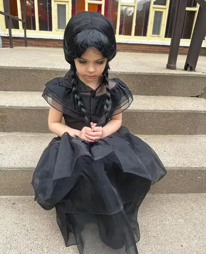 Vista 8 de Moiegouct Wednesday Addams - Disfraz de Addams, vestido negro de Addams, disfraz de fiesta de Halloween para niños y niñas con peluca, cinturones