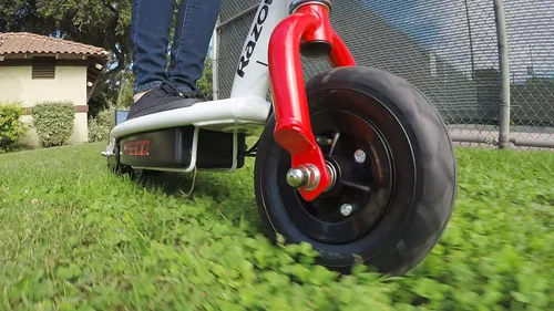 Vista 18 de Patinete eléctrico Razor E200 para adolescentes y adultos - Motor de alto torque de 12 MPH, 40 min de tiempo de conducción, peso máximo de 154