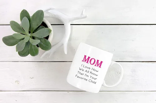 Vista 5 de Taza de café con texto en inglés "MOM I Love How We All Know That I'm Your Favorite Child Typography
