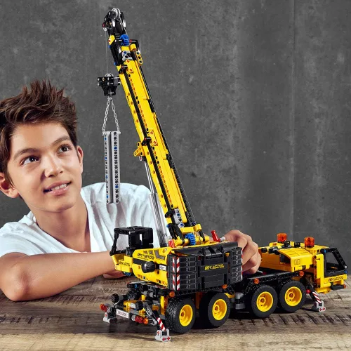 Vista 3 de LEGO Technic Grúa Móvil 42108 Kit de Construcción, Una Grúa Súper Modelo para Construir para Cualquier Fanático de los Juguetes de Construcción