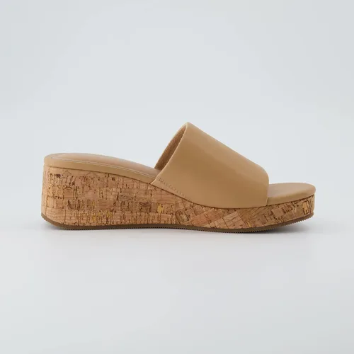 Vista 4 de CUSHIONAIRE Sandalia de cuña de corcho Nano para mujer+espuma viscoelástica, anchos disponibles