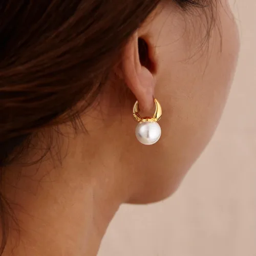 Vista 2 de Moodear Gold Pearl Earrings for Women Gold Hoop Earrings 14K Gold Plated Pearls Drop Earrings Trendy Small Elegant Hypoallergenic Dangle Gold