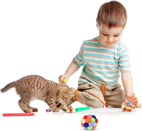 Vista 2 de TUSATIY Pelotas de juguete para gatos con campanilla, 3 piezas, coloridas bolas suaves y peludas con campanilla integrada para gatos, juguetes