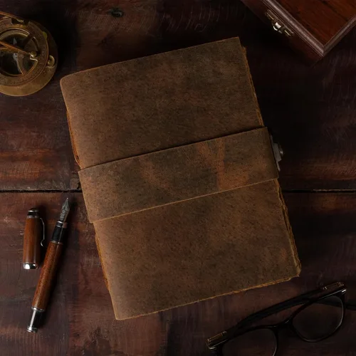 Vista 4 de NomadCraftsCo. Diario de cuero vintage, cierre de cerradura, diario de libro de sombras, diario grimorio, diario de bruja, diario vintage de 240