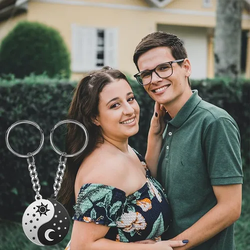 Vista 5 de Xiyantiji Llavero de sol y luna para parejas, regalos para novio y novia, regalo de aniversario, cumpleaños, para mujeres y hombres, llaveros