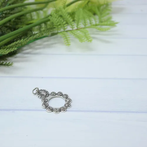 Vista 3 de Needzo Anillo de rosario de Nuestra Señora de Guadalupe, dije de bolsillo de Virgen María, regalo católico para seres queridos, 1.5 pulgadas
