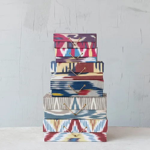 Vista 3 de Creative Co-Op Cajas decorativas de algodón y papel con diseños globales, juego de 3 tamaños, multicolor