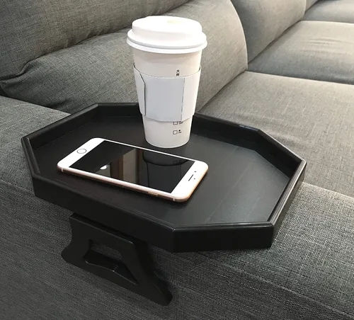 Vista 2 de Mesa con clip para brazo de sofá, bandeja para reposabrazos, soporte para bebidas/control remoto/refrigerios (plástico, negro)