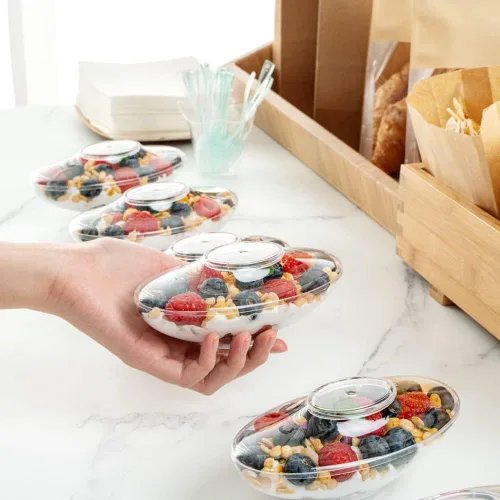 Vista 4 de Restaurantware Vasos de delicatessen de 5.5 onzas, 100 vasos ovalados de plástico para frutas, con tapas, vasos desechables de plástico transparente