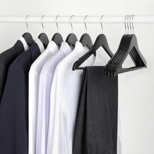 Vista 7 de TOPIA HANGER Perchas de madera para abrigos, paquete de 30 perchas de madera negra, gancho giratorio de 360° y muescas antideslizantes