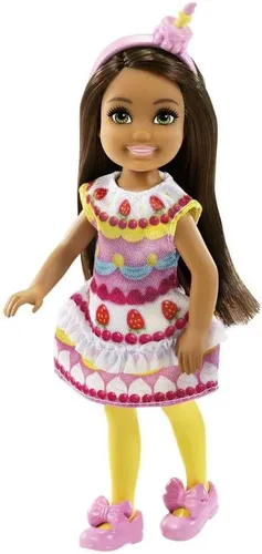 Vista 2 de Muñeca de vestir Barbie Club Chelsea (6 pulgadas y morena) con disfraz de pastel, mascota y accesorios, para niños de 3 a 7 años