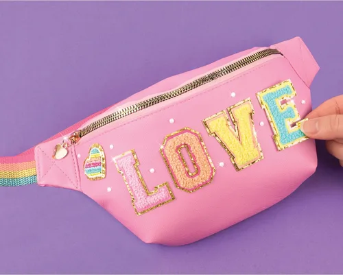 Vista 5 de Make It Real Bolsa de moda con parches, 9 piezas, bolsa rosa con cremallera con banda de arcoíris, personalizable, parches de amor, adolescentes