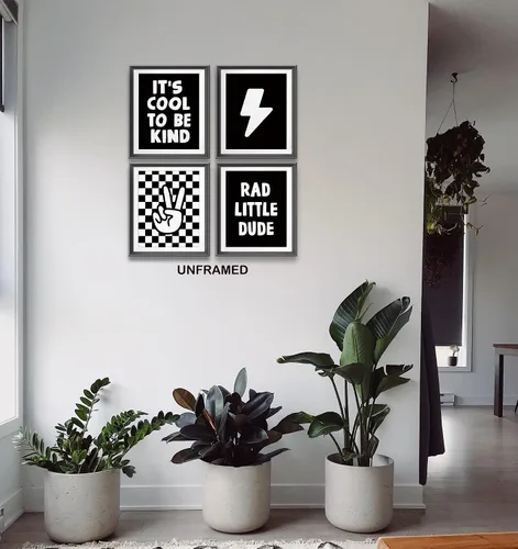 Vista 3 de Cartel de mano retro a cuadros negros y blancos preppy relámpago de la paz para decoración de habitación de niños, decoración divertida de Rad