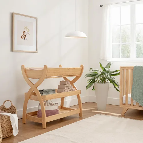 Vista 2 de Comfy Cubs Mesa Cambiadora para Bebé - Construcción de Madera Resistente, Mesa de Cambio para Bebé de Aspecto Atemporal con Dos Estantes Abiertos
