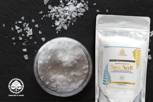 Vista 6 de TURNER Sal marina escamosa rica en minerales, fabricada en Nueva Zelanda, copos Kosher, 14.82 oz, gourmet premium, sin procesar, 84 minerales