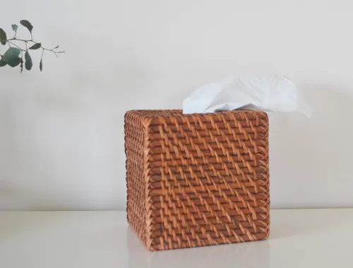 Vista 4 de Cubierta de la caja de pañuelos de ratán tejido natural para servilleta facial cuadrada (marrón miel, 5.5 x 5.5 x 5.9 pulgadas)