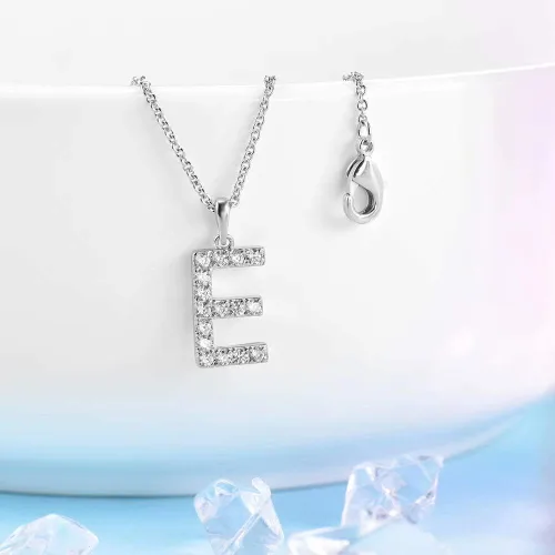 Vista 3 de Tarsus Collar con dije de inicial con zirconias cúbicas para mujeres y niñas.