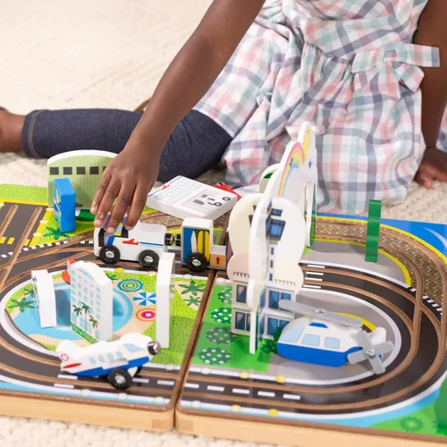 Vista 6 de Melissa & Doug Juego de aeropuerto para llevar, vehículos, pistas incorporadas para niños y niñas de 3 años en adelante - Certificado FSC