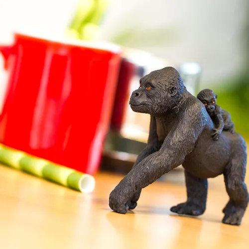 Vista 5 de Safari Ltd. Figura de gorila de las tierras bajas con bebé, figura realista de vida silvestre de 4.1 pulgadas, juguete educativo para niños, niñas