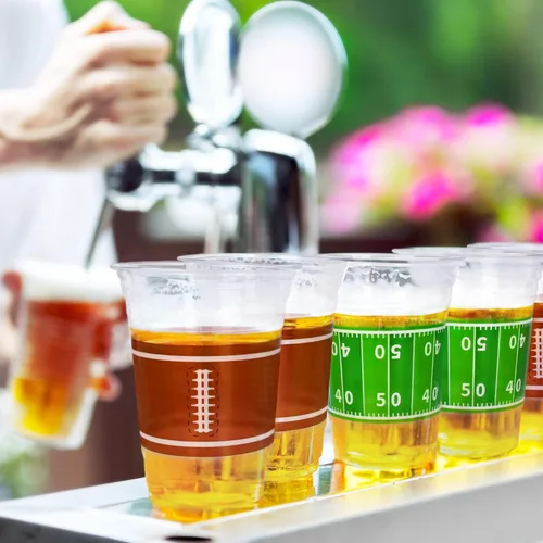 Vista 4 de Gatherfun 100 vasos de plástico de fútbol de 16 onzas, fiestas de fútbol y eventos para portón trasero, desechables y prácticos, suministros ideales