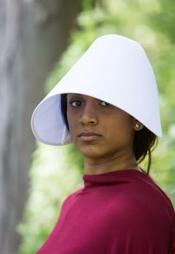 Vista 6 de Ann Arbor T-shirt Co Gorro de Handmaids Sombrero de cosplay de algodón con alas de disfraz históricas Blanco