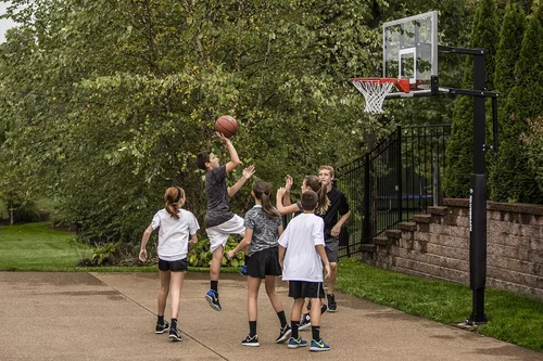 Vista 14 de Silverback Aro de baloncesto de altura ajustable en el suelo con tablero de vidrio templado, borde de separación profesional y almohadilla de tablero