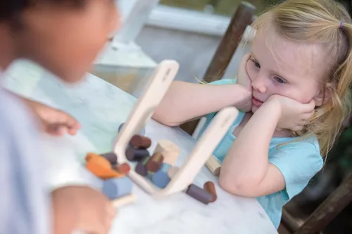 Vista 4 de PlanToys Timber Tumble - Juego de equilibrio y estrategia de madera para niños a partir de 3 años Juguete educativo Montessori para habilidades