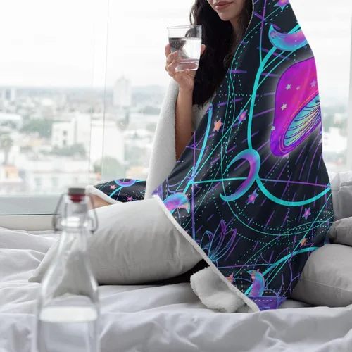 Vista 4 de Manta con capucha de hongos para adultos, Navidad, cumpleaños, regalos para mujeres y hombres, poncho hippie morado con capucha de 40 x 50 pulgadas