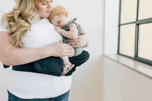Vista 5 de TushBaby - Portabebés con asiento a la cadera, certificado seguridad, ganador premio Mom's Choice, visto Shark Tank, transporte ergonómico con Negro