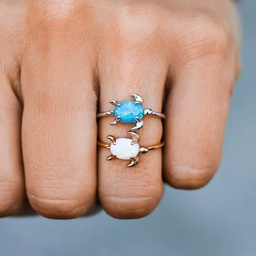 Vista 2 de Pura Vida Anillo de tortuga marina de ópalo chapado en oro rosa o plateado con piedra blanca o azul, base de latón, diseño elegante, talla 5-9
