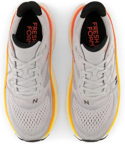 Vista 6 de New Balance Fresh Foam X More V4 - Tenis para correr para hombre Aluminio Gris/Neón Libélula/Caléndula Caliente