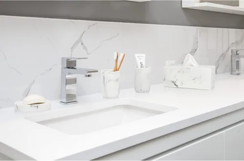 Vista 4 de Essentra Home Blanc Collection - Vaso de baño blanco para encimeras de tocador, también ideal como soporte para lápices y brochas de maquillaje