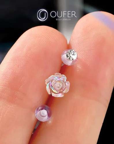 Vista 3 de OUFER 3 piezas de joyería de hélice de plástico para perforación, retenedor de labio transparente para cirugía, lindos anillos de labio con flores